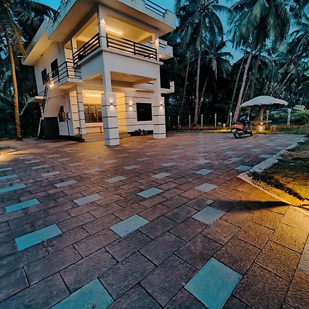 Corniche Beach Resort Mulappilangād Zimmer foto