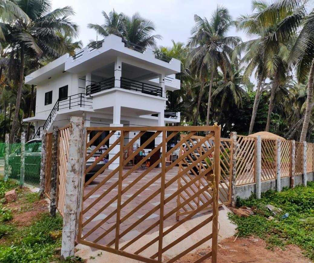 Corniche Beach Resort Mulappilangād Exterior foto