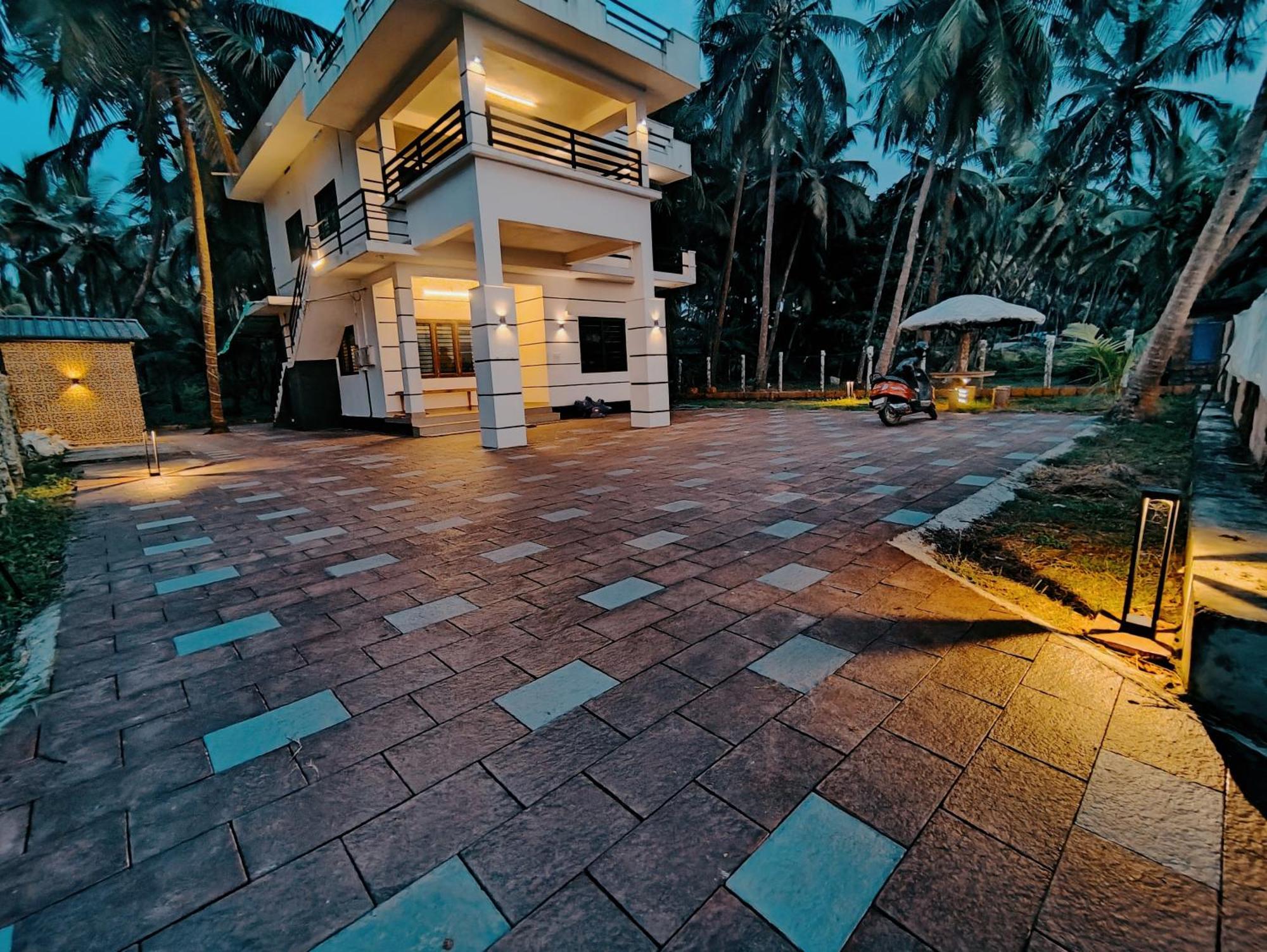 Corniche Beach Resort Mulappilangād Zimmer foto